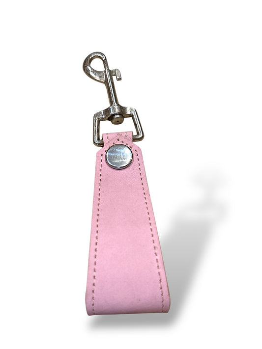 Llavero de cuero rosa pastel.