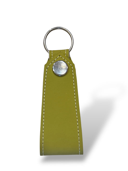 Llavero de cuero verde manzana.