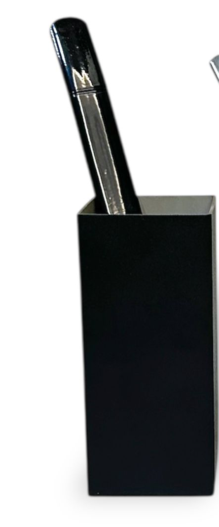 Guampa de acero inoxidable negro con bombilla.