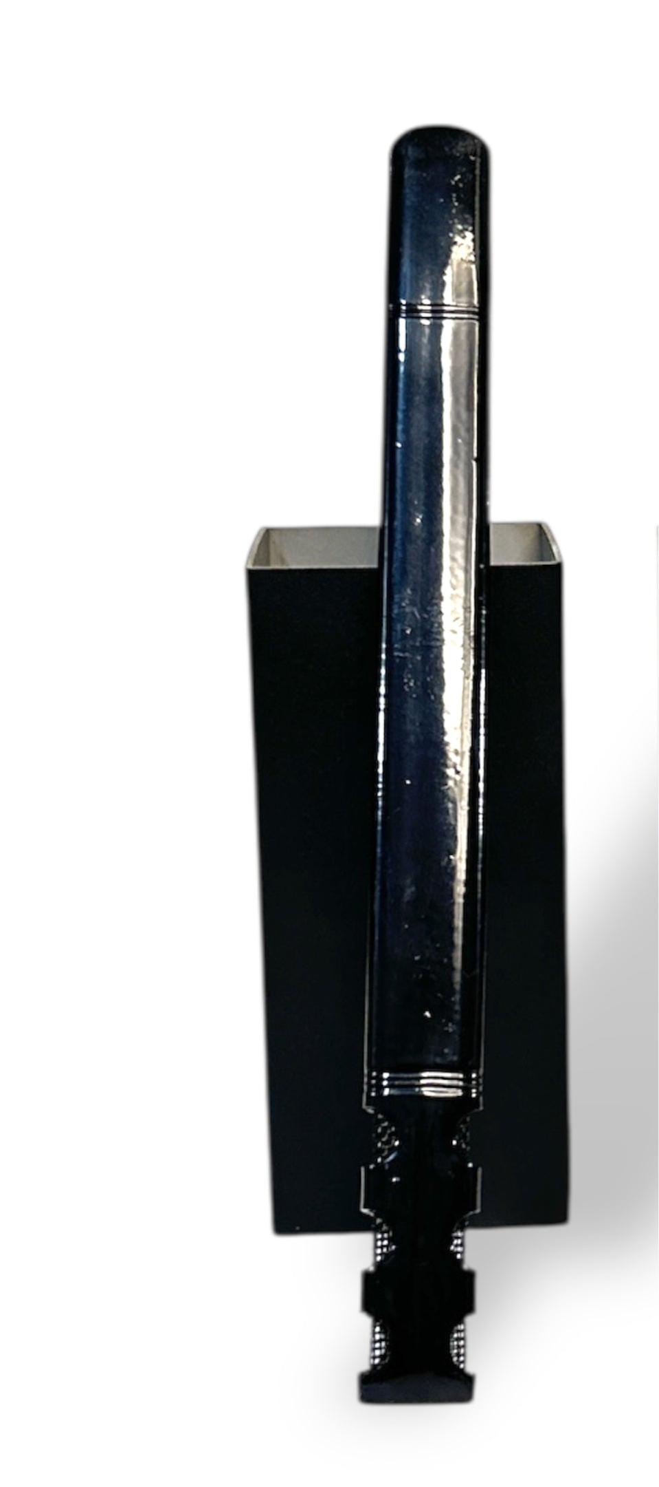 Guampa de acero inoxidable negro con bombilla.