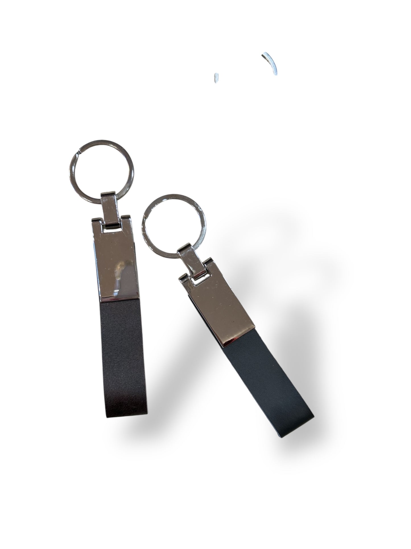 Llavero de cuero y metal color negro