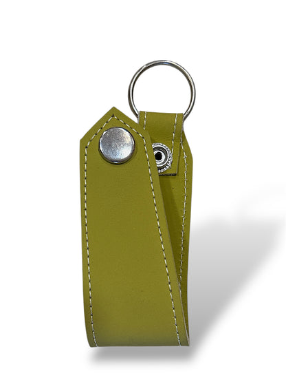 Llavero de cuero verde manzana.