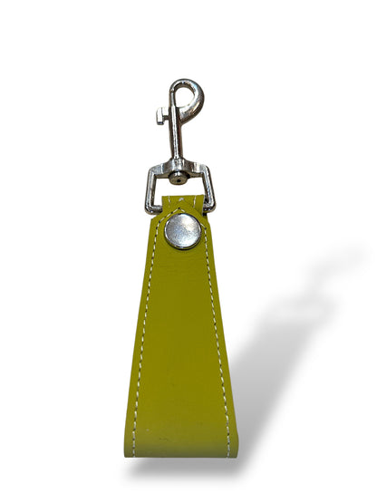 Llavero de cuero verde manzana