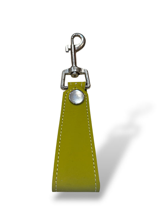 Llavero de cuero verde manzana
