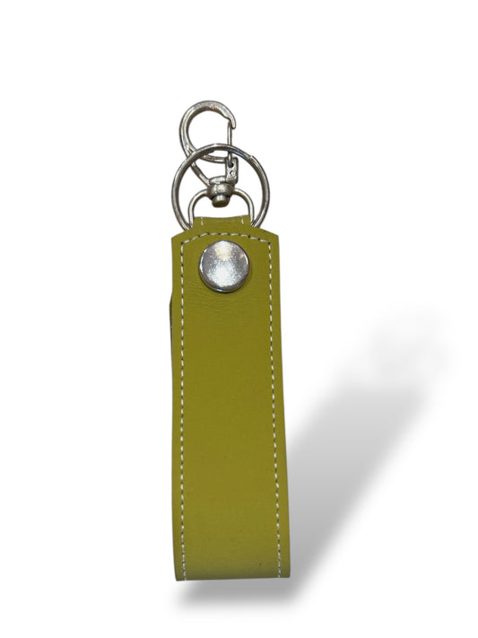 Llavero de cuero verde manzana.