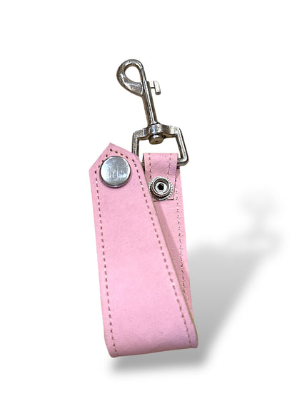 Llavero de cuero rosa pastel.