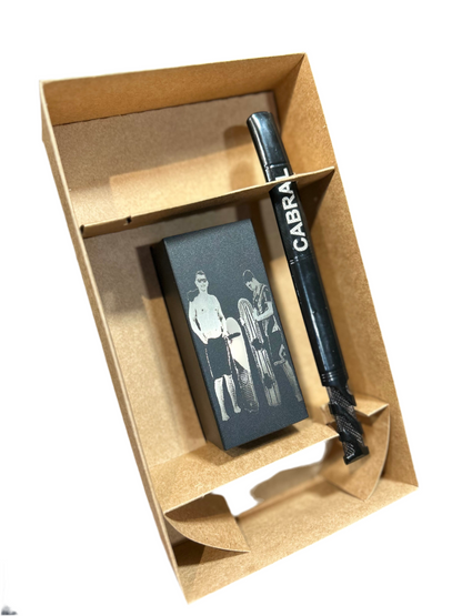 Guampa de acero inoxidable negro con bombilla.