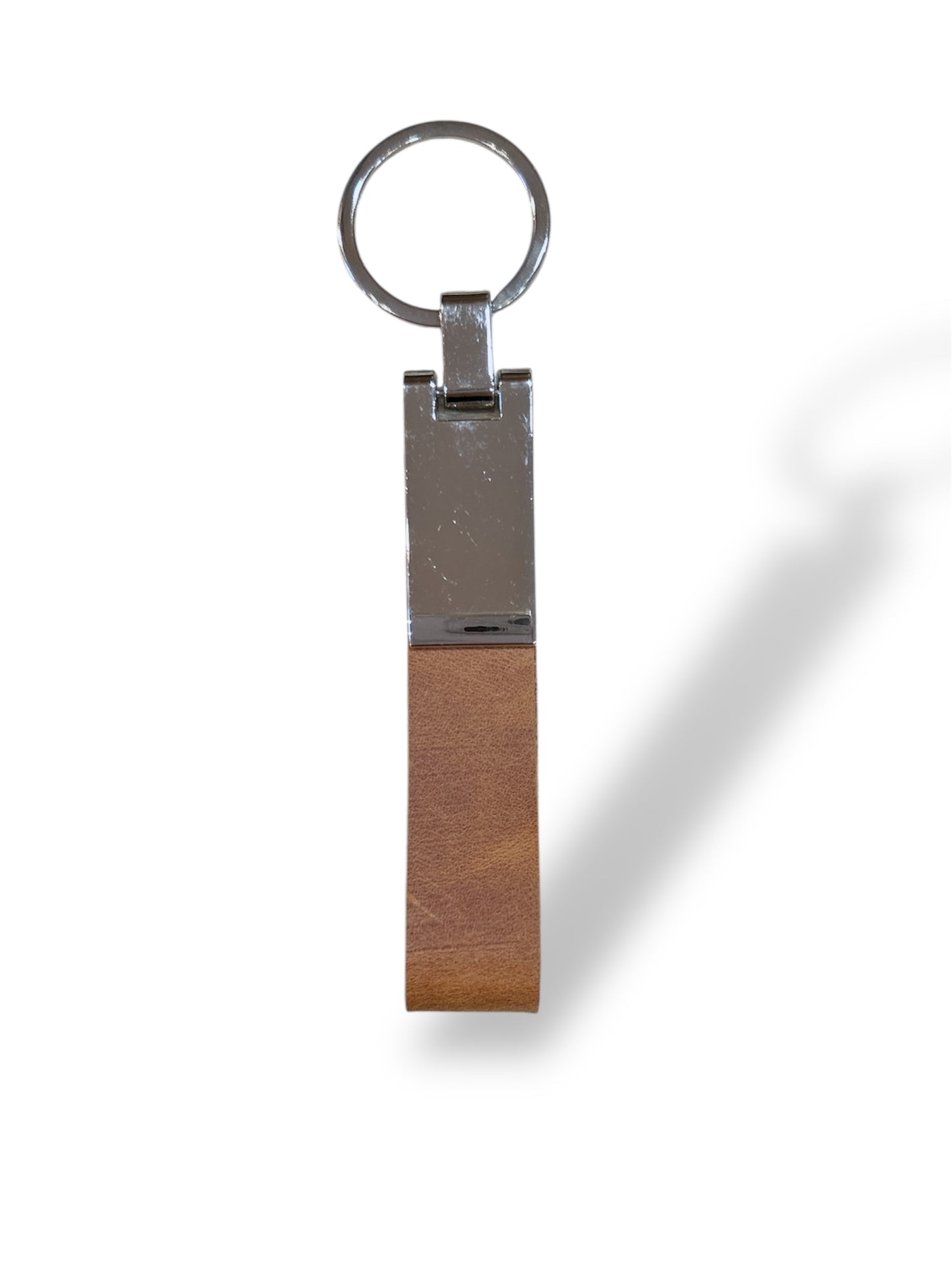 Llavero de cuero y metal color suela salvaje