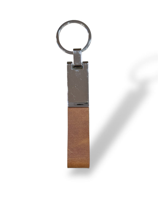 Llavero de cuero y metal color suela salvaje