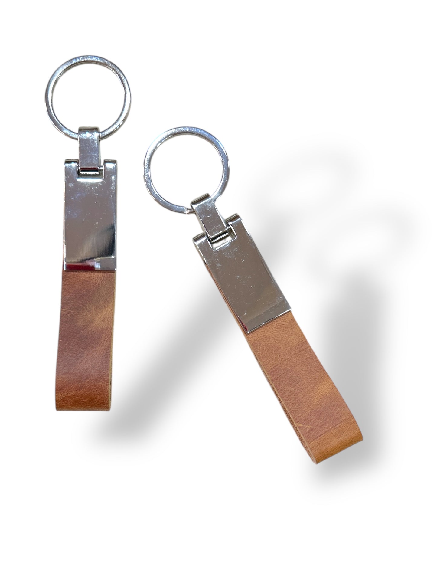 Llavero de cuero y metal color suela salvaje